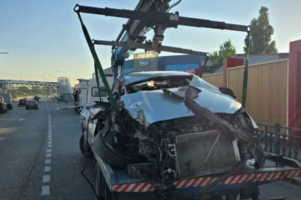 Уснул за рулем: Hyundai врезался в грузовик в Алматы, двое пострадали