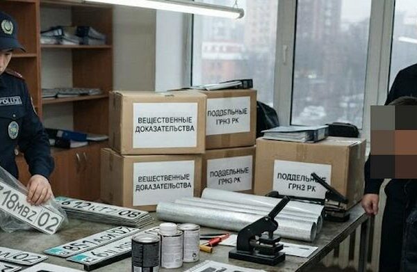 Алматыда жалған мемлекеттік нөмірлермен схеманы анықтады
