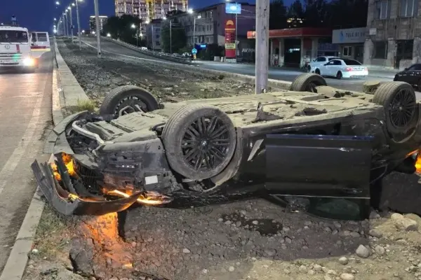 BMW вылетел на стройку ЛРТ в Алматы и перевернулся