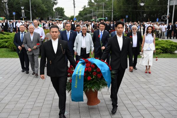 Абай күні: Алматыда ақын ескерткішіне гүл қойылды