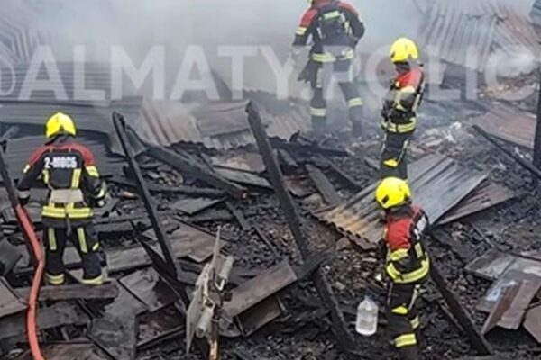 В Алматы одновременно загорелись два частных дома: видео