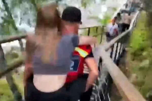 Подросток травмировал ногу при спуске с гор в Алматы: видео