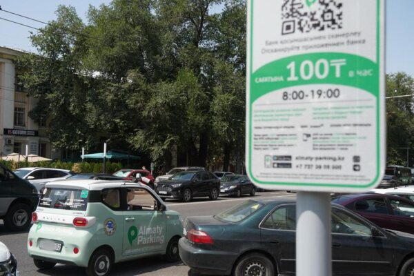 Жители Алматы могут парковаться у дома бесплатно: новые правила