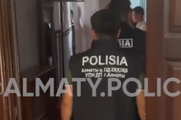 Алматыда ер адамның қалтасынан 53 күдікті орама табылды