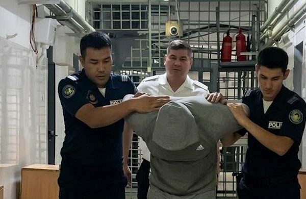 Дорожный конфликт в Алматы: водитель Mercedes ударил оппонента
