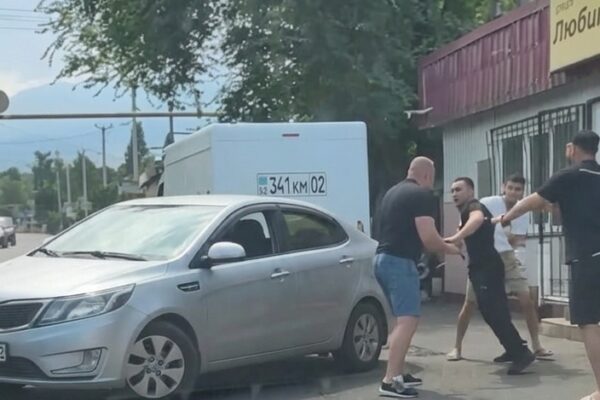 Алматыда жүргізушілер жанжалы төбелеске ұласып, қылмыстық іс қозғалды