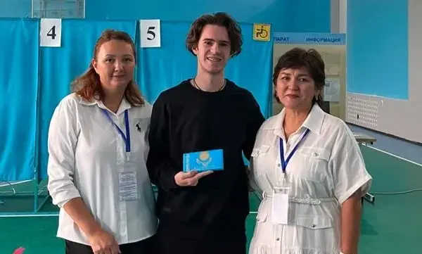 Михаил Шайдоров Алматыда дауыс беріп, шоколад сыйлыққа ие болды