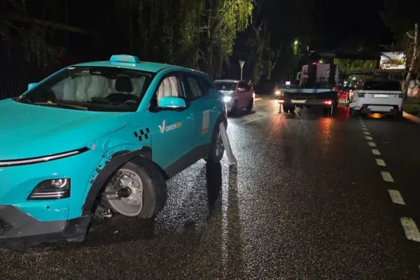 Такси вылетело на встречку в Алматы: пострадал водитель Range Rover