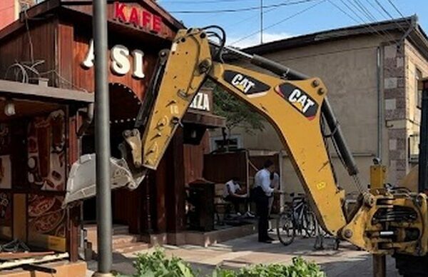 В Алматы сносят незаконную пристройку к кафе Asi на Толе би