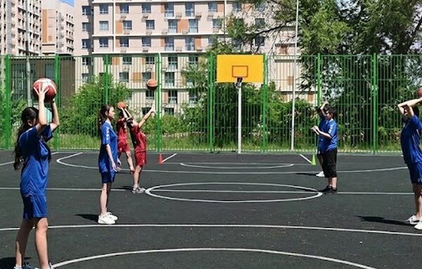 В Алматы открыли бесплатные детские секции: бокс, плавание и шахматы