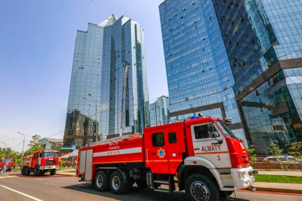 Пожар в 12-этажке Алматы: спасли 10 человек, эвакуировали около 100