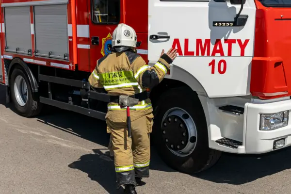 Грузовик вспыхнул на ходу в Алматы: подробности