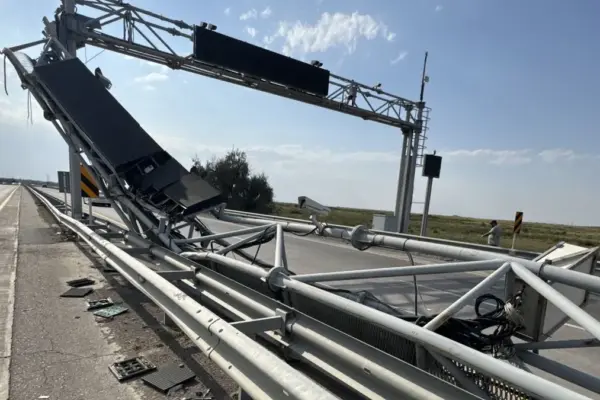 Алматы маңында жүк көлігі бақылау аркасын соғып, құрылымды зақымдады