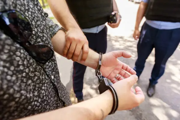 В Алматы двое парней попытались вскрыть бомбоубежище из любопытства
