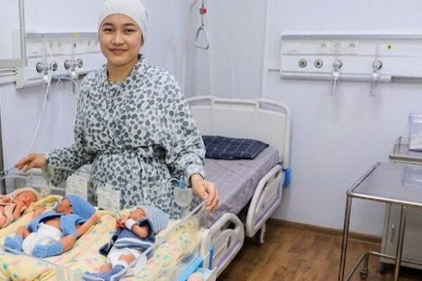 Две тройни за месяц родились в перинатальном центре Алматы