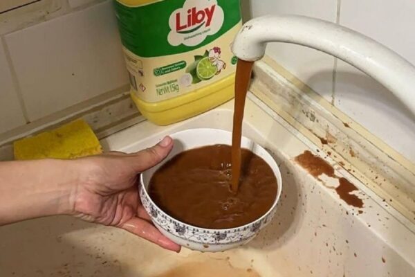 Жители Алматы пожаловались на воду цвета «Нутеллы»: видео