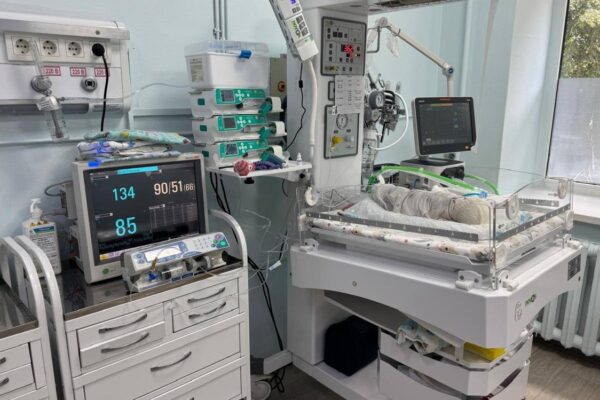 Малыша весом 740 граммов выписали домой после 80 дней выхаживания в Алматы