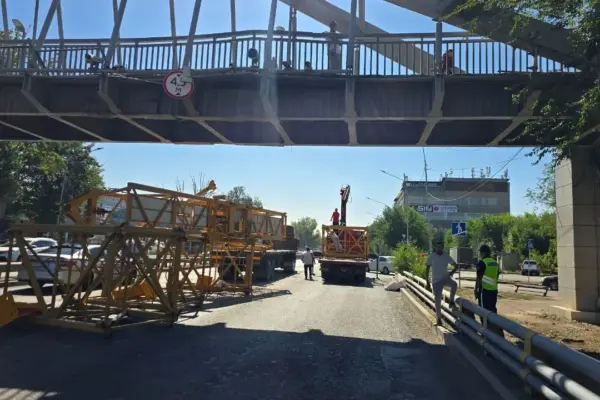 Длинномер задел мост и устроил затор на Рыскулова в Алматы