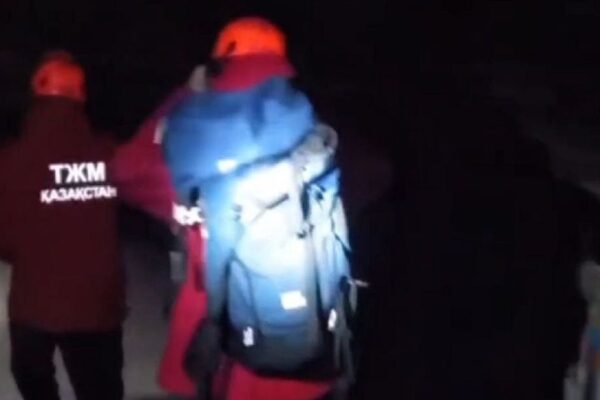 Свернула в лес: спасатели ночью искали девушку в горах Алматы