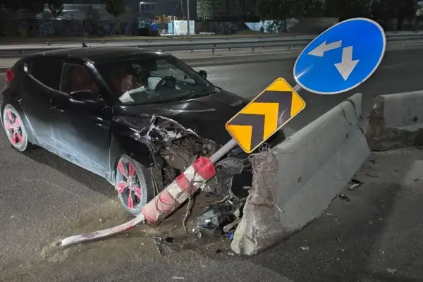 Алматыда Hyundai Veloster бетон қоршауға соғылды: жүргізуші ауруханада