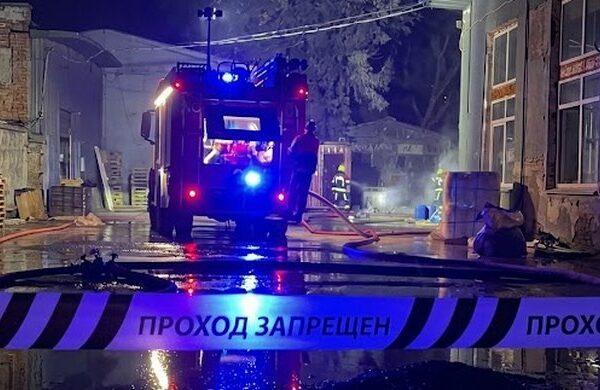 Алматыда паллета, тыңайтқыш ыдыстары және көлік өртенді