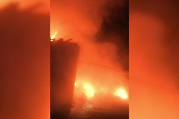 Пожар в Жетысуском районе Алматы: огонь не пустили на склады