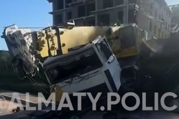 МАЗ без водителя покатился в арык в Алматы: один пострадавший