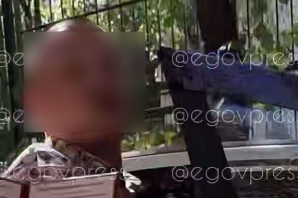 В Алматы мужчина размахивал служебным удостоверением из-за парковки