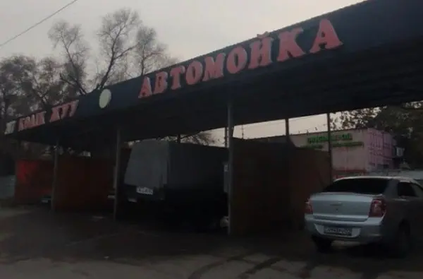 Алматыда Алғабас шағын ауданында заңсыз көлік жуу орны бұзылды