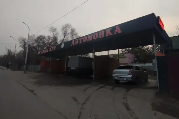 Автомойку в Алматы снесли после решения суда о принудительном сносе