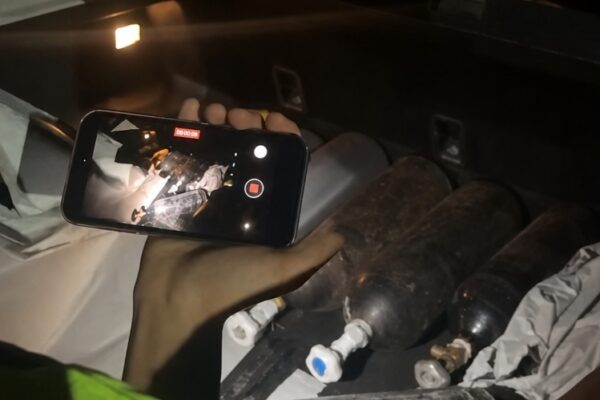 В Алматы задержали водителя с баллонами «веселящего газа»