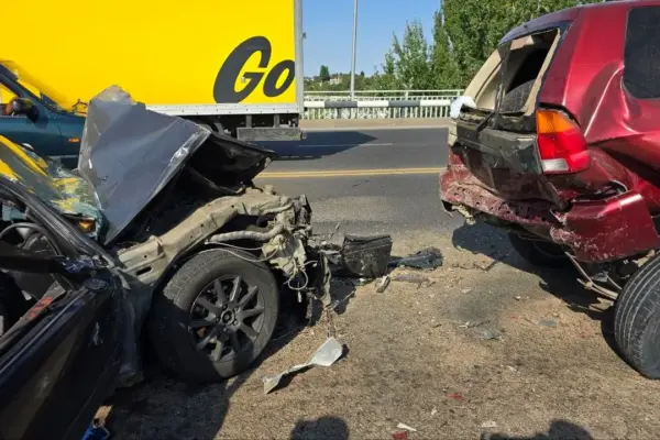 Алматыда ұрланған көлік жаппай апатқа ұшырап, жарылыс қаупі туды