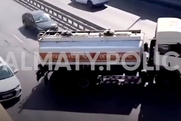 Алматыда каскасын көтермек болған электровелосипедші жол апатына себеп болды