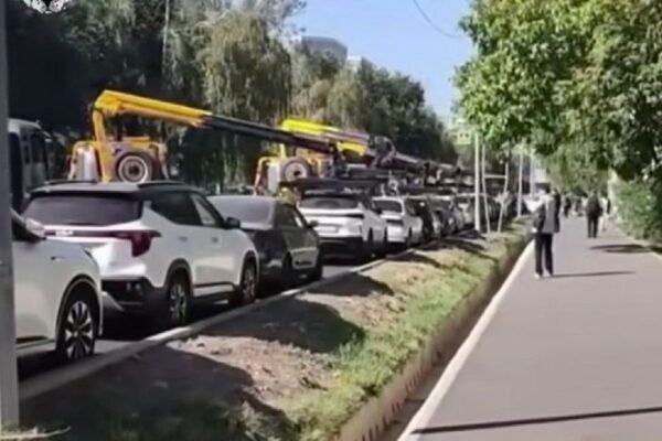 Больше 10 эвакуаторов у КазГАСА: в полиции Алматы объяснили массовую эвакуацию машин