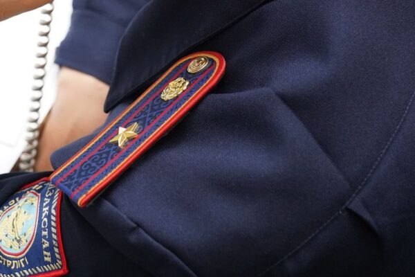 Восемь человек под следствием: полицейских в Алматы подозревают в вымогательстве