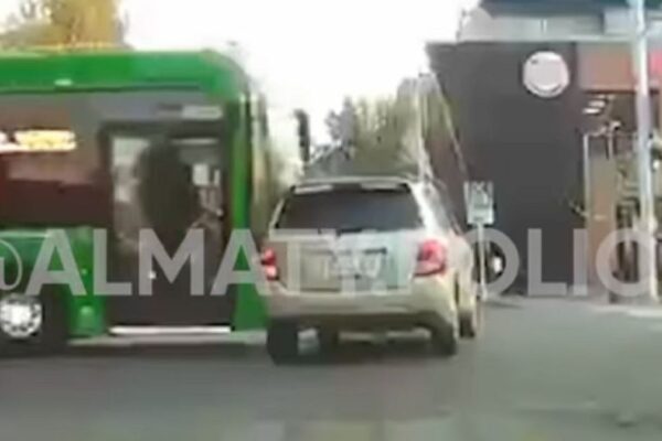 Алматыда автобус пен кроссовер соқтығысып, тоғыз адам зардап шекті