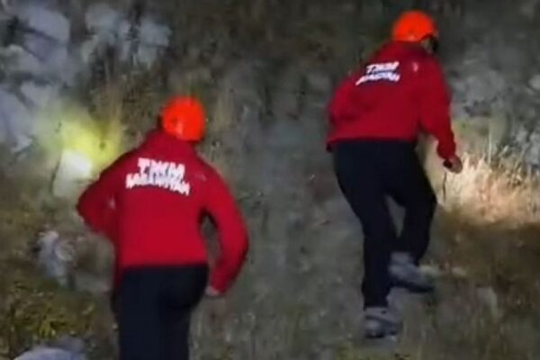 Двоих подростков искали в горах Алматы: спасатели нашли их без связи и координат