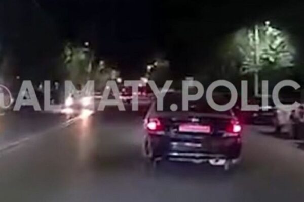 Погоня в Алматы: водитель бросил Toyota Camry и пытался убежать от полиции