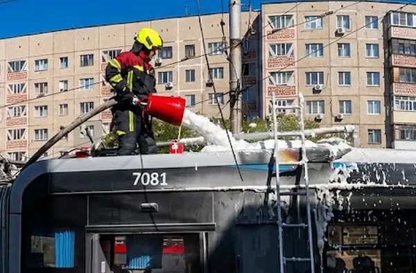 Алматыдағы қиылыста троллейбустың шатыры тұтанды