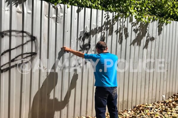 Алматыда қабырғаға жазу жазған екі еркек қамауға алынды