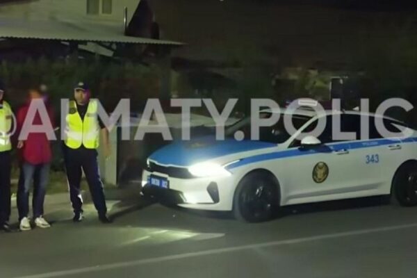В Алматы мужчина бросился бежать от полиции: в сумке нашли 28 свертков