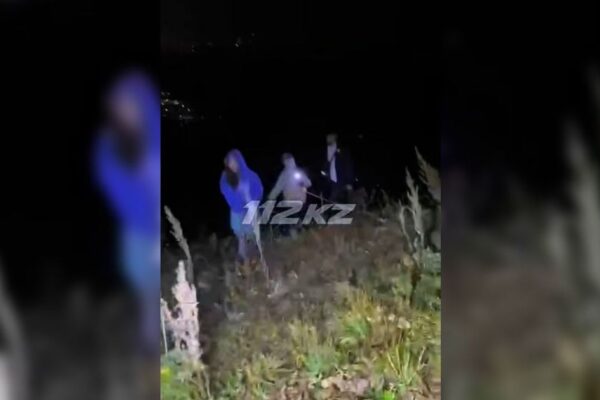 Девять туристов заблудились в горах Алматы: спасатели вывели группу