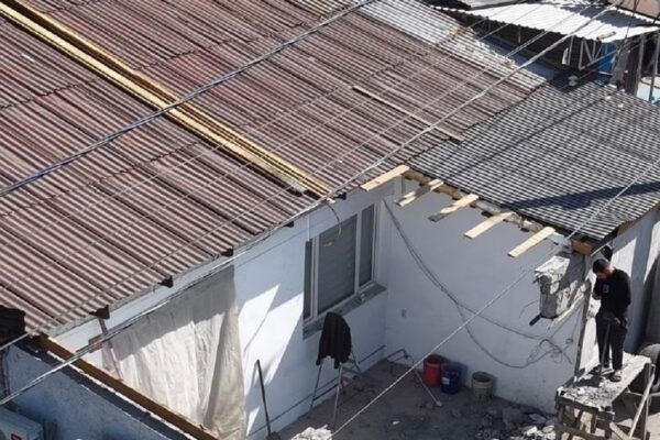 В Алматы снесли незаконную пристройку с магазином и шиномонтажом