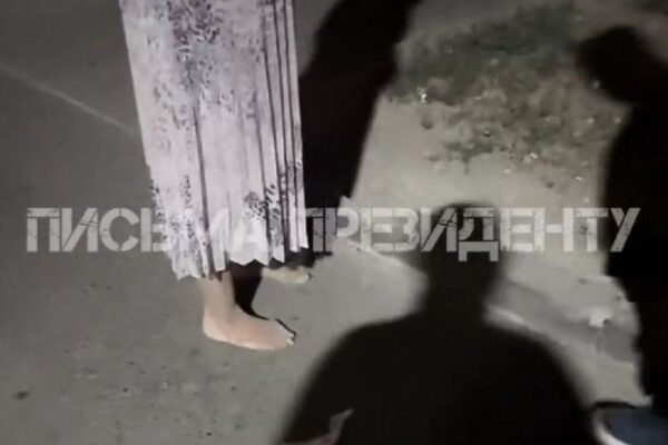 Алматыда қолы байланған, аяқ киімі жоқ әйелді көргендер видео жариялады