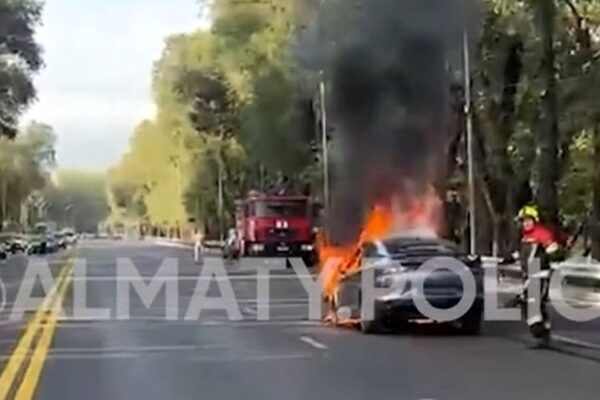 Авто загорелось на ходу на Кульджинском тракте в Алматы