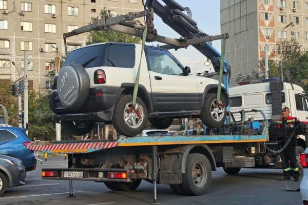 В Алматы введут плату за эвакуацию и хранение авто на спецстоянках