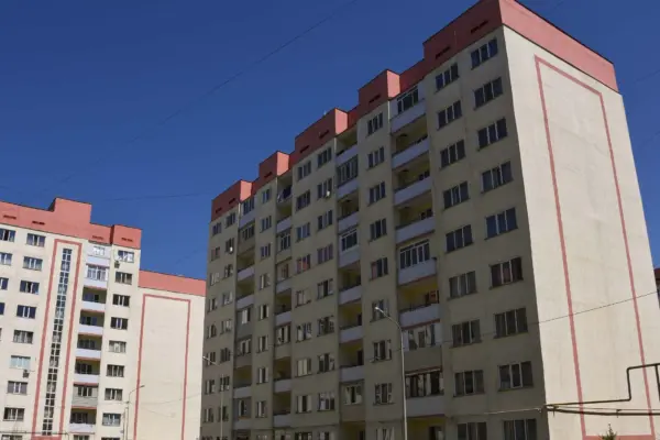 В ЖК «Каусар» в Алматы загорелась подсветка: жильцы жалуются на повторный инцидент