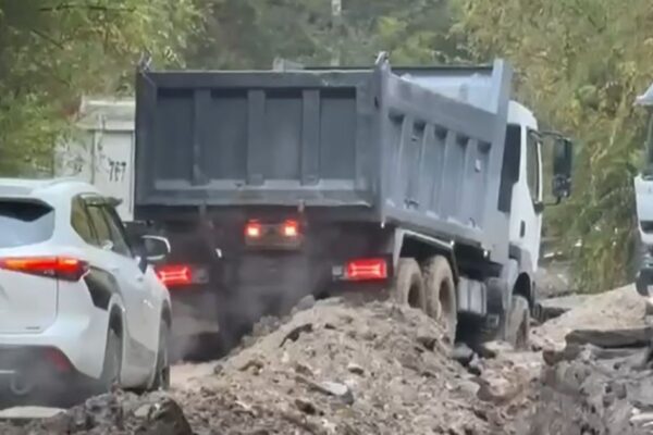 КамАЗ провалился в яму в горах Алматы: Бутаковка осталась отрезана от города