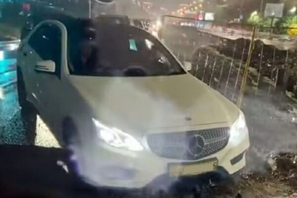 В Алматы на проспекте Момышулы провалился участок дороги: авто в яме