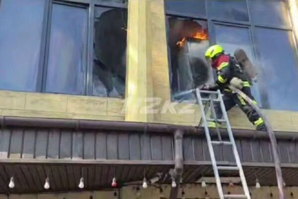 В Алматы загорелось двухэтажное кафе: огонь охватил 20 квадратов